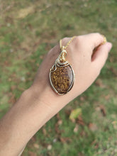 Charger l&#39;image dans la galerie, Pendentif Bronzite • wire wrapping
