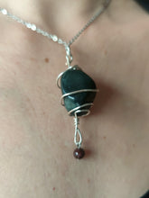 Charger l&#39;image dans la galerie, Pendentif Agate Mousse • Grenat
