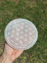 Charger l&#39;image dans la galerie, Disque Selenite • Fleur de vie
