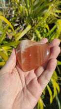 Charger et lire la vidéo dans la visionneuse de la Galerie, Cœur • Calcite Miel (A)
