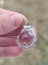 Charger l&#39;image dans la galerie, Pendentif Dragon • Cristal de roche
