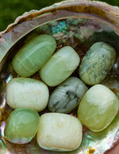 Charger l&#39;image dans la galerie, New Jade / Serpentine claire
